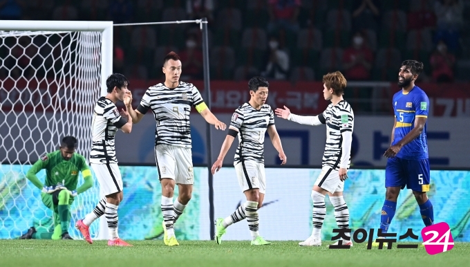 9일 오후 경기도 고양종합운동장에서 2022 FIFA 카타르 월드컵 아시아지역 2차예선 대한민국과 스리랑카의 경기가 펼쳐졌다. 한국 김신욱이 세 번째 골을 넣은 후 하이파이브를 하고 있다.