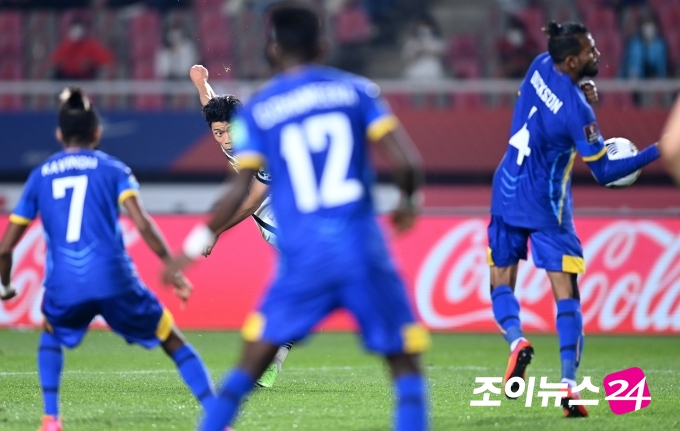 9일 오후 경기도 고양종합운동장에서 2022 FIFA 카타르 월드컵 아시아지역 2차예선 대한민국과 스리랑카의 경기가 펼쳐졌다. 한국 황희찬이 팀의 네 번째 골을 넣고 있다.