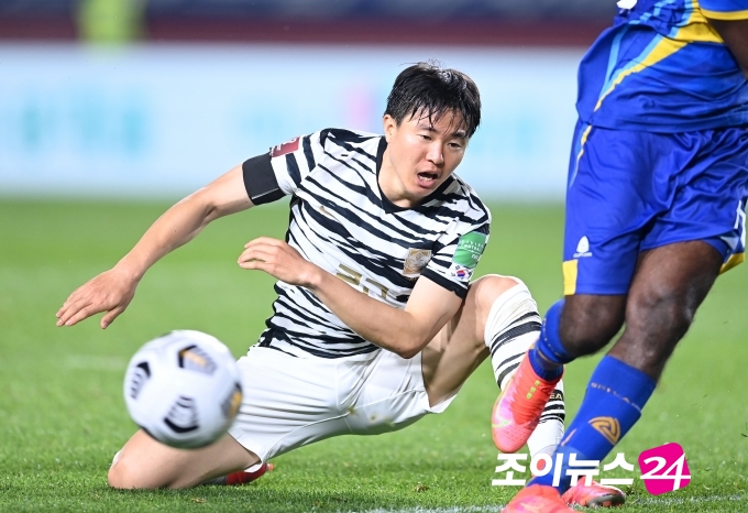 9일 오후 경기도 고양종합운동장에서 2022 FIFA 카타르 월드컵 아시아지역 2차예선 대한민국과 스리랑카의 경기가 펼쳐졌다. 한국 권창훈이 돌파를 하고 있다.