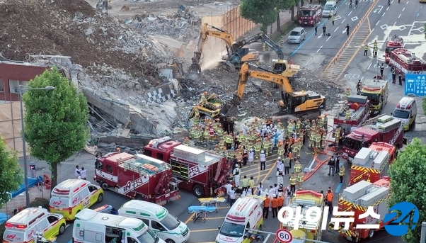 이달 9일 오후 광주 동구 학동의 한 철거 작업 중이던 건물이 붕괴, 도로 위로 건물 잔해가 쏟아져 시내버스 등이 매몰됐다. 이 사고로 버스 승객 등이 매몰돼 소방당국이 구조 작업을 벌이고 있다. [사진=뉴시스]