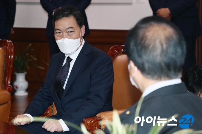 김오수 검찰총장이 10일 오후 서울 여의도 국회에서 박병석 국회의장을 예방해 인사말을 하고 있다.