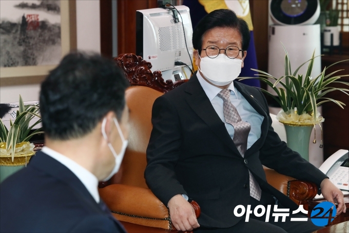 박병석 국회의장이 10일 오후 서울 여의도 국회에서 김오수 검찰총장과 대화를 나누고 있다.