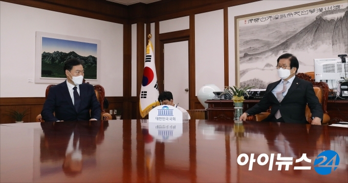 김오수 검찰총장이 10일 오후 서울 여의도 국회에서 박병석 국회의장을 예방하고 있다.