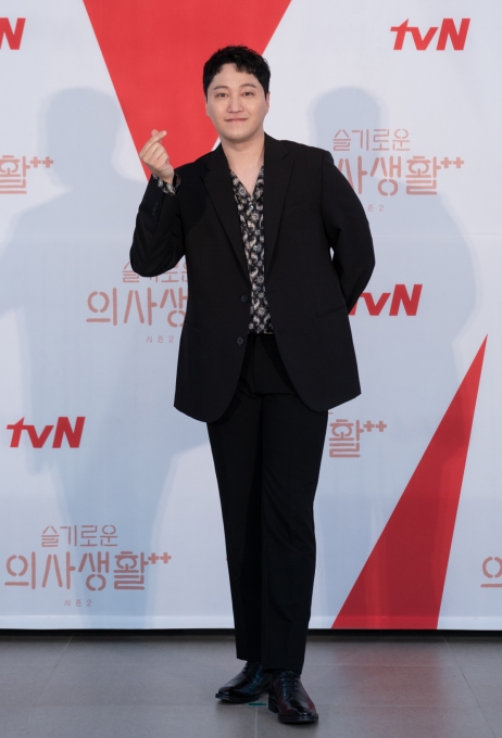 배우 김대명이 10일 오후 온라인으로 진행된 tvN '슬기로운 의사생활 시즌2' 제작발표회에 참석해 포즈를 취하고 있다.[사진 = tvN 제공]