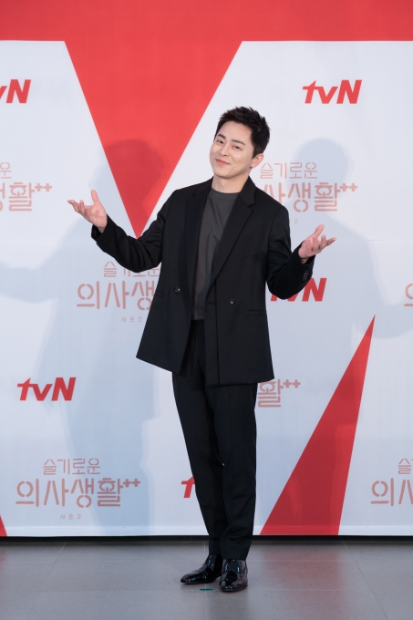 배우 조정석이 10일 오후 온라인으로 진행된 tvN '슬기로운 의사생활 시즌2' 제작발표회에 참석해 포즈를 취하고 있다.[사진 = tvN 제공]