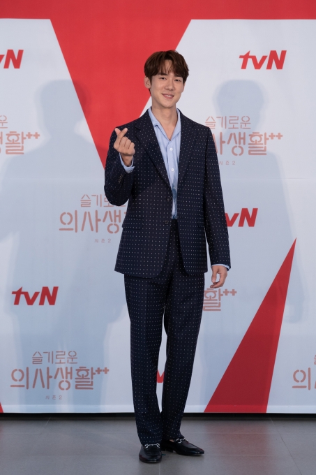 배우 유연석이 10일 오후 온라인으로 진행된 tvN '슬기로운 의사생활 시즌2' 제작발표회에 참석해 포즈를 취하고 있다.[사진 = tvN 제공]