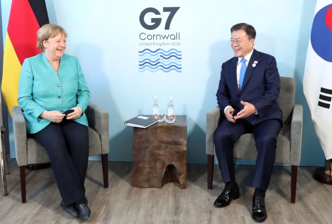 G7 정상회의 참석차 영국을 방문 중인 문재인 대통령이 12일(현지시간) 영국 콘월 카비스베이 양자회담장에서 앙겔라 메르켈 독일 총리와 양자회담을 하고 있다. [사진=뉴시스]
