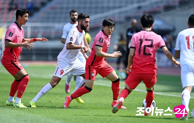 13일 오후 경기도 고양종합운동장에서 2022 FIFA 카타르 월드컵 아시아지역 2차예선 대한민국과 레바논의 경기가 펼쳐졌다. 한국 권창훈이 수비를 하고 있다.