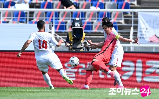 13일 오후 경기도 고양종합운동장에서 2022 FIFA 카타르 월드컵 아시아지역 2차예선 대한민국과 레바논의 경기가 펼쳐졌다. 한국 손흥민이 슛을 때리고 있다.