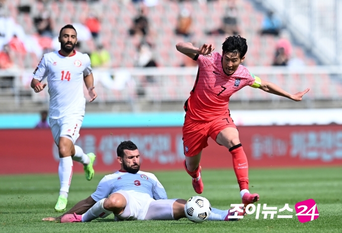 13일 오후 경기도 고양종합운동장에서 2022 FIFA 카타르 월드컵 아시아지역 2차예선 대한민국과 레바논의 경기가 펼쳐졌다. 한국 손흥민이 돌파를 하고 있다.