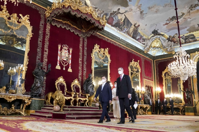 스페인을 국빈 방문 중인 문재인 대통령 내외와 펠리페 6세 국왕 내외가 15일(현지시각) 스페인 마드리드 왕궁에서 국빈만찬장으로 이동하고 있다.  [사진=뉴시스]