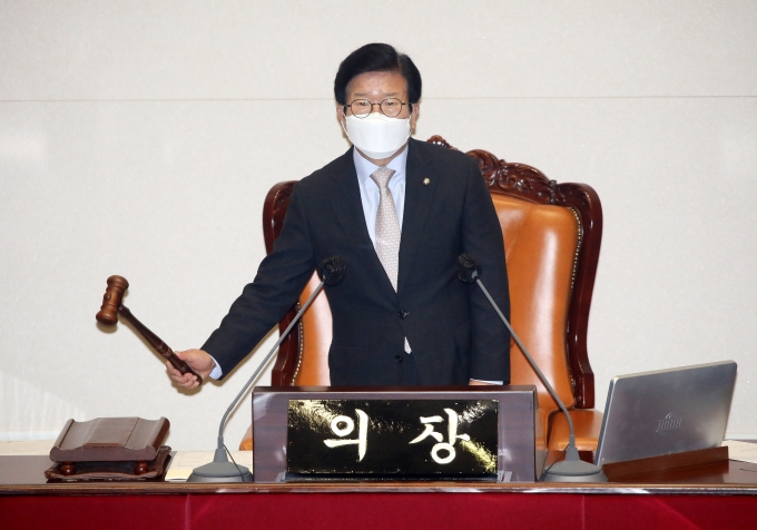 박병석 국회의장이 17일 오전 서울 여의도 국회에서 열린 본회의에서 의사봉을 두드리고 있다.(공동취재사진) [사진=뉴시스]