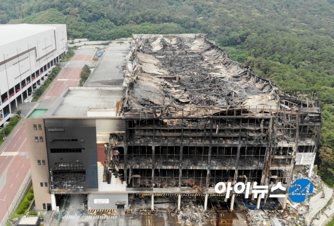 지난 22일 찾은 쿠팡 덕평물류센터. 화재로 건물 외벽이 모두 검게 변했다. [사진=김태헌 기자]