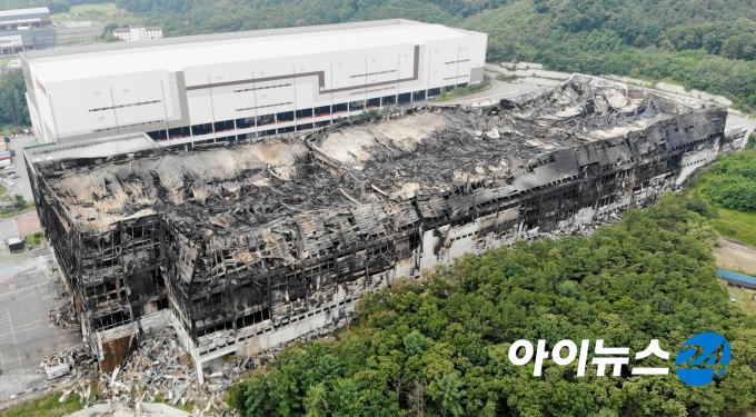  이달 22일 찾은 쿠팡 덕평물류센터. 화재로 건물 외벽이 모두 검게 변했다. [사진=김태헌 기자]