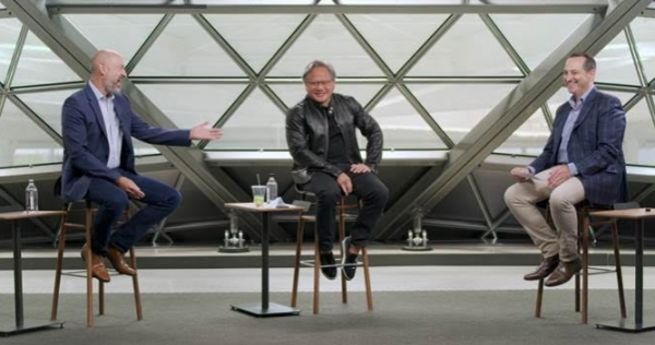 젠슨 황 엔비디아 창립자 겸 CEO(가운데)와 사이먼 시거스 ARM CEO(왼쪽)가 '더 식스 파이브 서밋'서 대담을 나누고 있다.  [사진=엔비디아 ]
