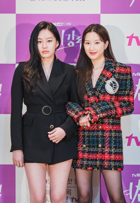 배우 박유나와 문가영이 tvN '여신강림' 제작발표회에 참석해 포즈를 취하고 있다. [사진=tvN]