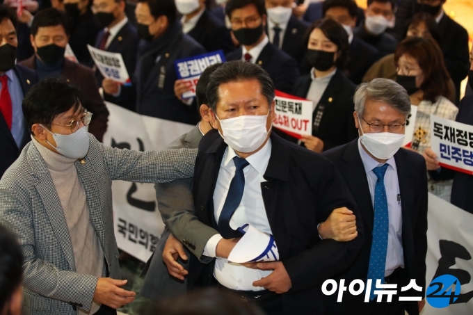 정청래 더불어민주당 의원이 지난해 12월10일 오후 서울 여의도 국회에서 열린 본회의에 참석하는 중에 피켓 시위를 하는 국민의힘 의원들 중에 자신에게 욕설을 한 의원이 있다며 항의하고 있다. [사진=아이뉴스24 포토 DB ]