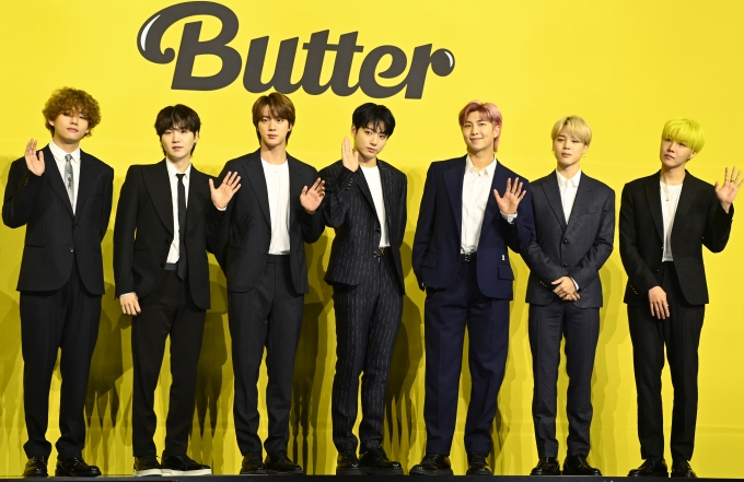 방탄소년단(BTS) 새 디지털 싱글 'Butter' 발매 기념 글로벌 기자간담회가 21일 오후 서울 송파구 방이동 올림픽공원 올림픽홀에서 열렸다. 방탄소년단이 포토타임을 갖고 있다.