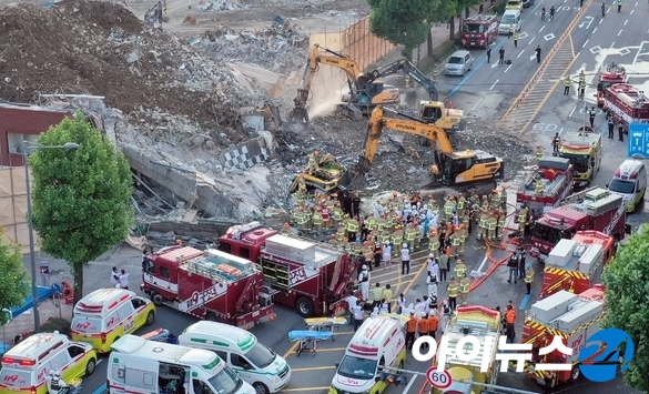 광주 동구 학동의 한 철거 작업 중이던 건물이 붕괴, 도로 위로 건물 잔해가 쏟아져 시내버스 등이 매몰됐다. 이 사고로 버스 탑승자 9명이 숨지고 8명이 다쳤다. [사진=뉴시스]