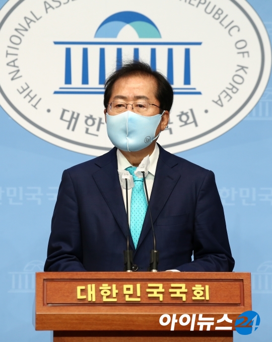 1년 3개월만에 국민의힘 복당이 결정된 홍준표 의원이 지난달 24일 오전 서울 여의도 국회 소통관에서 기자회견을 하고 있다. [사진=아이뉴스24 포토 DB ]