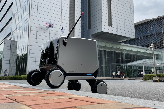 LG전자는 12일부터 3일간 강원도 강릉에서 열리는 국제로봇학회 '제18회 유비쿼터스 로봇 2021'에 참가해 실내외 통합배송로봇을 처음 소개했다고 13일 밝혔다. [사진=LG전자]