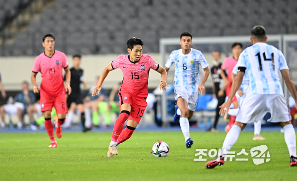 대한민국 이강인이 13일 오후 경기도 용인미르스타디움에서 진행된 하나은행 초청 올림픽 축구대표팀 평가전 대한민국과 아르헨티나의 경기에서 돌파를 하고 있다.