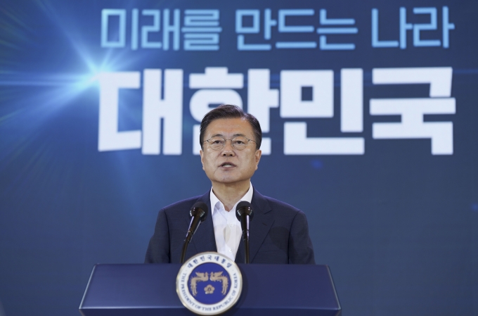 문재인 대통령이 14일 청와대 영빈관에서 열린 ‘한국판 뉴딜 2.0 미래를 만드는 나라 대한민국’에서 기조연설을 하고 있다. [사진=청와대]
