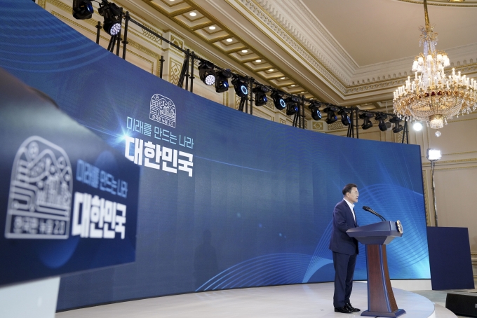 문재인 대통령이 14일 청와대 영빈관에서 열린 ‘한국판 뉴딜 2.0 미래를 만드는 나라 대한민국’에서 기조연설을 하고 있다.  [사진=청와대]