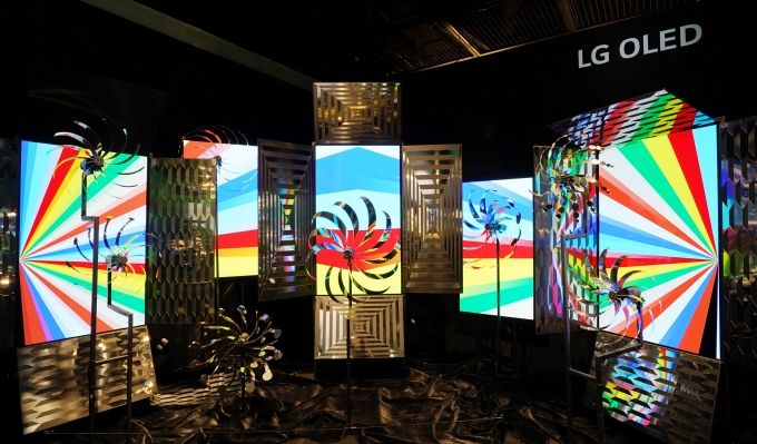 LG전자와 LG디스플레이는 서울 예술의전당 한가람디자인미술관에서 불가리가 개최하는 '불가리 컬러' 전시회에 올레드 디스플레이 100여 대를 설치했다. [사진=LG전자]