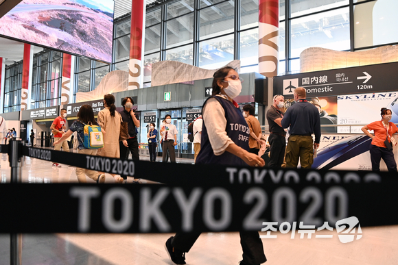 2020 도쿄올림픽 개막을 닷새 앞둔 18일 오후 일본 나리타공항에 올림픽 관계자들이 속속들이 입국하는 가운데 공항이 분주한 모습을 보이고 있다.[사진=정소희기자]