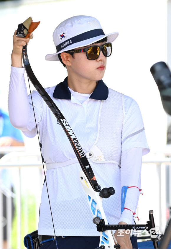 2020 도쿄올림픽 여자 양궁 개인 랭킹라운드(순위결정전)가 23일 오전 도쿄 유메노시마 공원 양궁장에서 펼쳐졌다. 한국 양궁 대표팀 안산이 경기를 준비하고 있다.