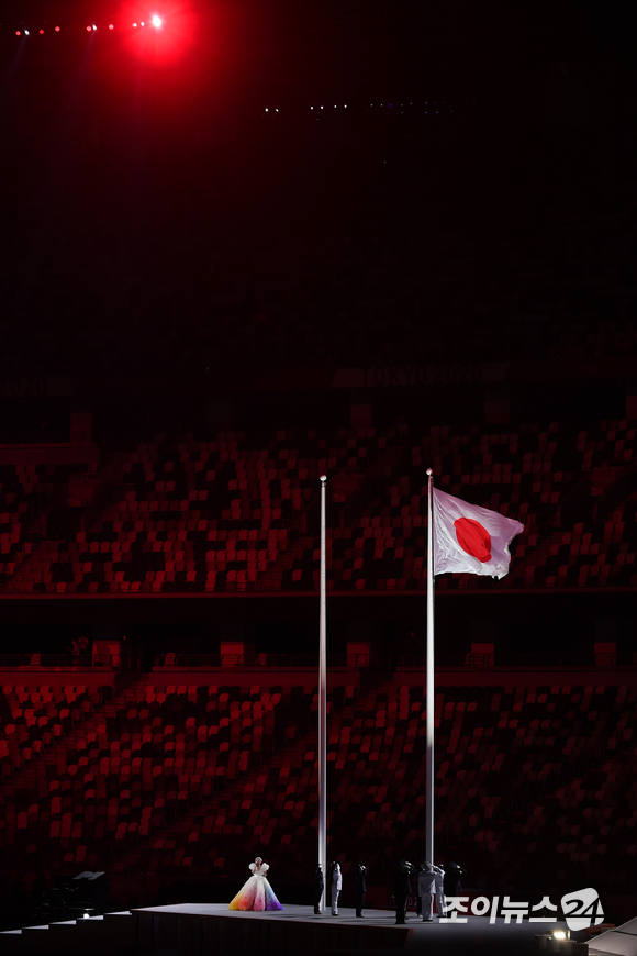 '2020 도쿄 올림픽' 개막식이 23일 오후 일본 도쿄 올림픽 스타디움에서 열렸다. 개막식은 무관중으로 진행된 일본 가수 미샤가 제국주의 상징이자 일본 국가인 기미가요를 부르고 있다.