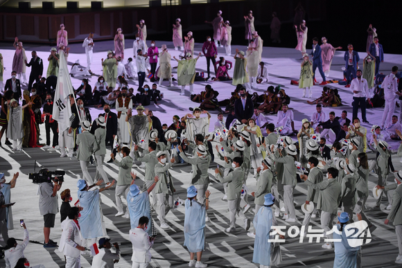 '2020 도쿄올림픽' 개막식이 23일 오후 일본 도쿄 올림픽 스타디움에서 열린 가운데 대한민국 선수단이 입장하고 있다. 