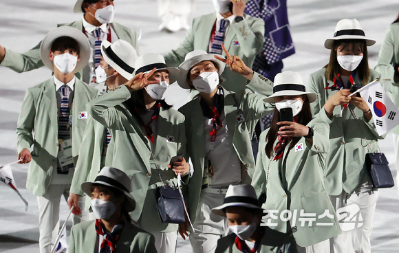 '2020 도쿄올림픽' 개막식이 23일 오후 일본 도쿄 올림픽 스타디움에서 열린 가운데 대한민국 선수단이 입장하고 있다. 