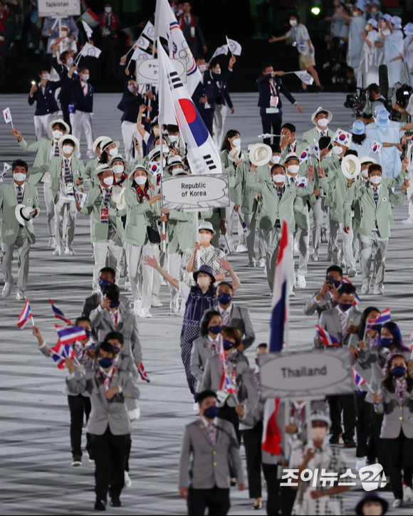 '2020 도쿄올림픽' 개막식이 23일 오후 일본 도쿄 올림픽 스타디움에서 열린 가운데 대한민국 선수단이 입장하고 있다. 기수로 나선 배구 김연경과 수영 황선우.