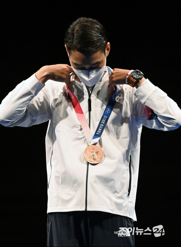 대한민국 펜싱 김정환이 24일 일본 지바 마쿠하리 메세홀에서 열린 '2020 도쿄올림픽' 남자 사브르 시상식에서 동메달을 목에 걸고 있다.