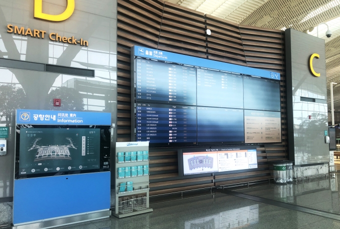 인천공항 제2여객터미널 운항정보표출시스템(FIDS)과 디지털사이니지 [사진=아시아나IDT]
