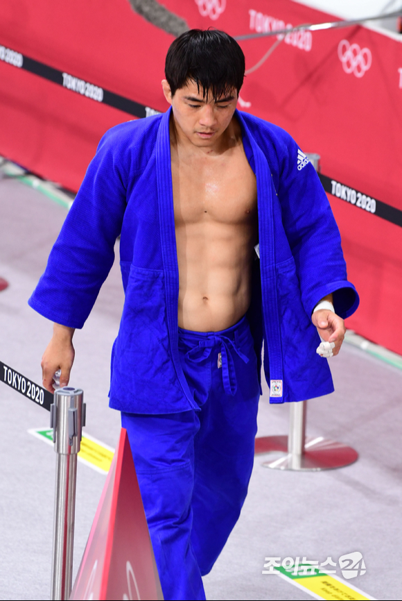 26일 일본 도쿄 지요다구 무도관에서 열린 2020 도쿄올림픽 유도 남자 73kg급 4강전에서 안창림이 라샤 샤브다투시빌리(조지아)에 패한 뒤 아쉬워하고 있다. [사진=정소희기자 ]