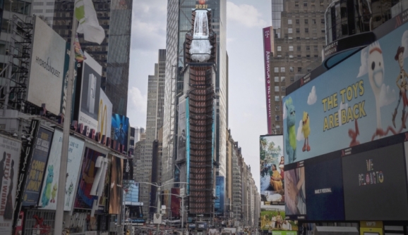 삼성전자가 미국 뉴욕 타임스스퀘어에 설치한 LED 사이니지 전광판을 통해 100ｍ 높이의 '디지털 폭포'를 선보였다. [사진=삼성전자 ]