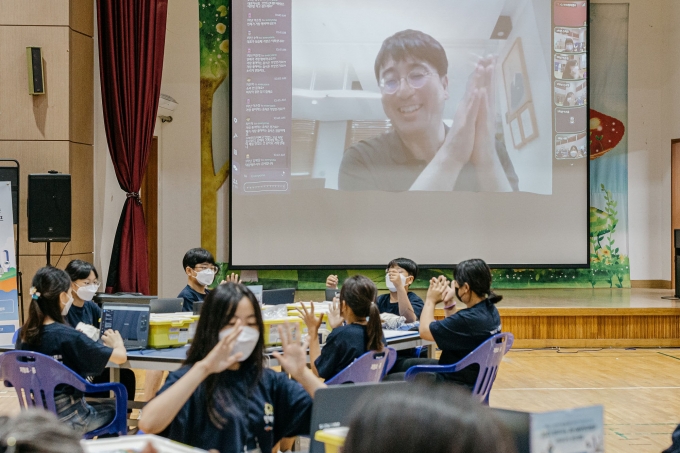 차인혁 CJ올리브네트웍스 대표가 메타버스 플랫폼을 이용해 'CJ SW창의캠프'에 참여한 저청중학교 학생들과 언택트 소통을 진행했다.  [사진=CJ올리브네트웍스]