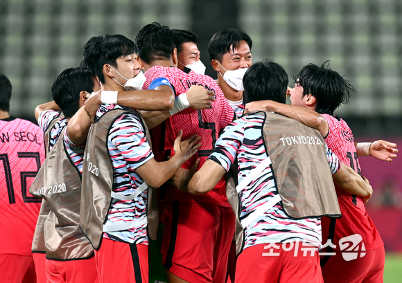 대한민국 선수들이 25일 오후 일본 이바라키 가시마 스타디움에서 진행된 '2020 도쿄올림픽' 남자축구 조별리그 B조 2차전 대한민국과 루마니아의 경기에서 루마니아 마린의 자책골로 앞서가자 기뻐하고 있다.