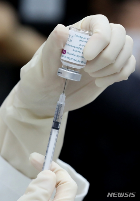 최근 아스트라제네카(AZ) 백신을 맞은 60대 남성들의 사망 사고가 잇따르고 있다. [사진=뉴시스]