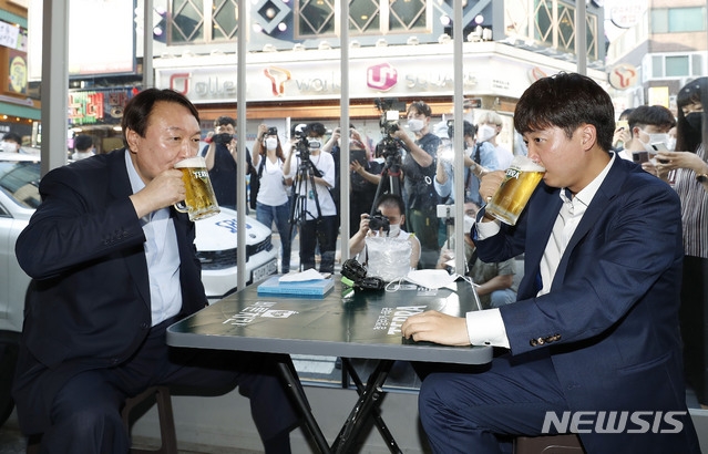 국민의힘 대선 예비후보인 윤석열 전 검찰총장(왼쪽)과 이준석 국민의힘 대표.  [사진=뉴시스]