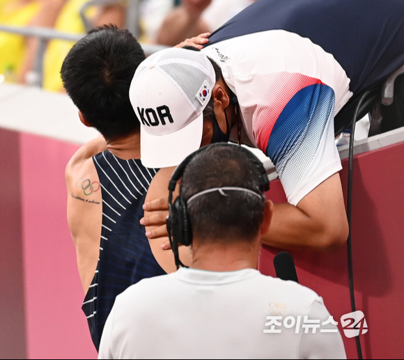 한국 육상 우상혁이 1일 오후 일본 도쿄 올림픽스타디움에서 열린 2020 도쿄올림픽 육상 남자 높이뛰기 결선에 출전해 2ｍ35 1차 시기를 성공해 한국신기록을 기록하고 기뻐하고 있다. 우상혁은 한국 육상 트랙-필드 사상 올림픽 최고 성적인 4위로 경기를 마무리했다.