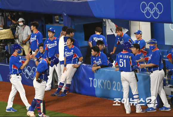 2020 도쿄올림픽 야구 준결승 대한민국 대 일본의 경기가 4일 일본 요코하마 스타디움에서 펼쳐졌다. 한국 야구대표팀이 2-5로 패배한 후 아쉬워하고 있다.