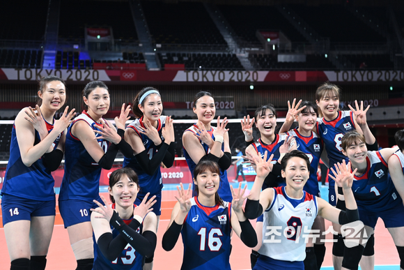 4일 오전 일본 도쿄 아리아케 아레나에서 2020 도쿄올림픽 여자 배구 8강 대한민국 대 터키의 경기가 펼쳐졌다. 3-2로 한국이 승리해 4강에 진출한 가운데 선수들이 기쁨을 나누고 있다. [사진=정소희기자 ]