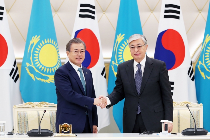 문재인 대통령과 카심-조마르트 토카예프 카자흐스탄 대통령이 2019년 4월 22일 당시 공동기자회견을 하고 있는 모습. [사진=뉴시스]
