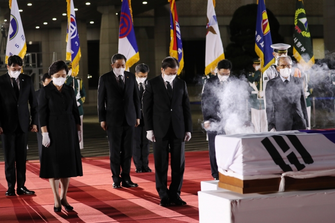 문재인 대통령과 김정숙 여사가 15일 오후 일제강점기 봉오동 전투 승리를 이끈 홍범도 장군의 유해 봉환식이 열린 서울공항에서 홍범도 장군의 유해에 분향 및 묵념하고 있다.  [사진=뉴시스]