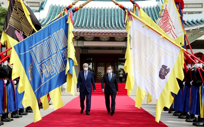 문재인 대통령이 17일 청와대에서 열린 토카예프 카자흐스탄 대통령 방한 공식환영식에서 토카예프 대통령과 전통의장대를 사열하고 있다.  [사진=뉴시스]