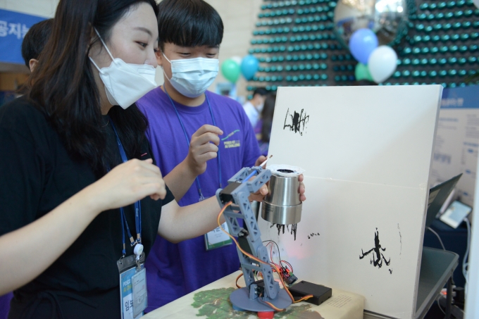 포스코ICT AI 챌린지에 참가한 학생들이 직접 만든 인공지능 작품을 선보이고 있다.  [사진=포스코ICT]